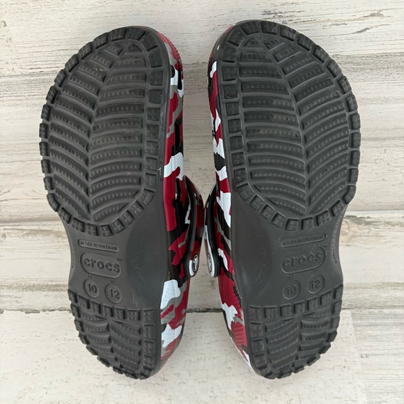CROCS Men’s Size 10 Classic Slip On Clogs Camo Red/Black/White/Gray main image 11